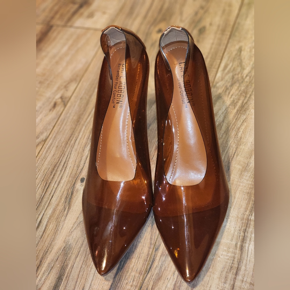 Clear chocolate brown pump